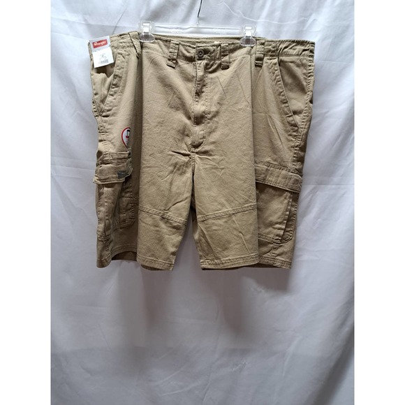 NWT Wrangler Relaxed Fit Men's Tan Khaki Tech Cargo Pocket Shorts Big Tall 46 - Picture 1 of 6